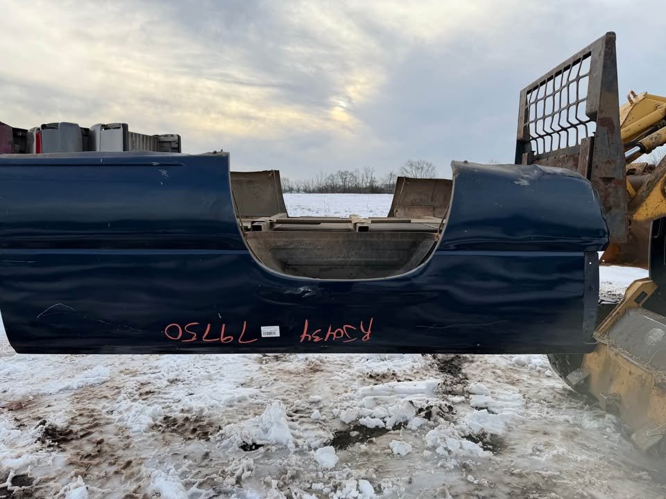 1999–2006 Chevy / GMC 8 Ft Long Bed – Rust Free OEM Takeoff